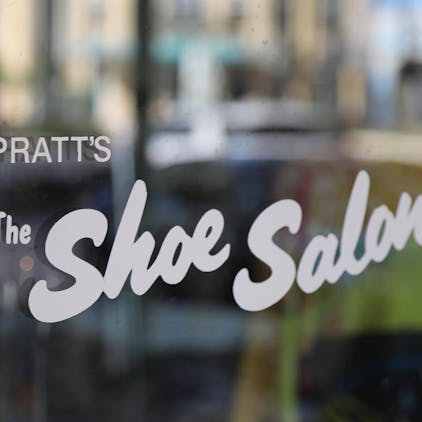 Door sign to Pratts Shoe Salon